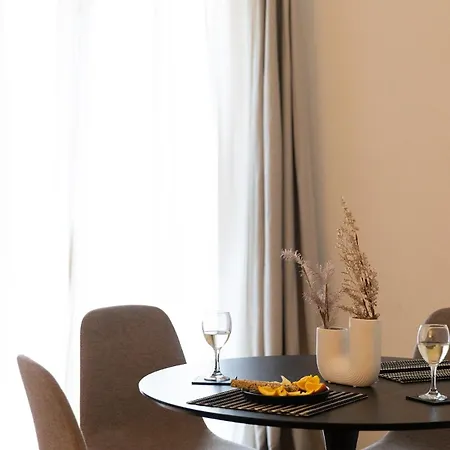 Three Bedroom At A Prefect Location Apartment *